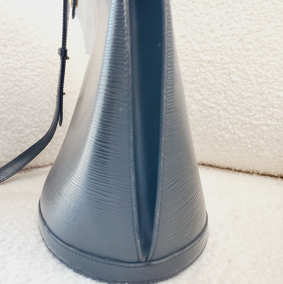 Black Epi Louis Vuitton Purse - Picture 6 of 17